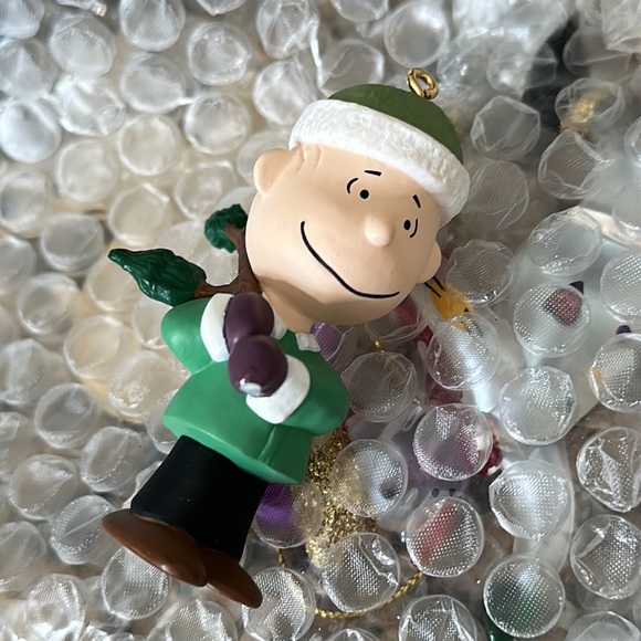 Hallmark Keepsake Linus Ornament 4th in set of 5 collectible A Snoopy Christmas - Picture 12 of 12